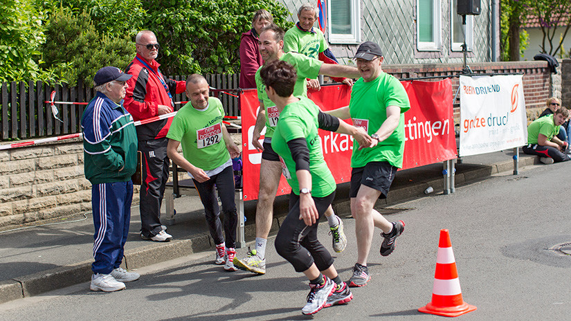 Fröhlicher Staffeleinlauf